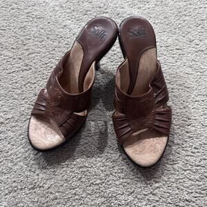 Sofft Brown Embroidered Leather Slip On Sandals Heels Women's Size 8.5 Open Toe